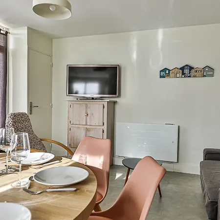 Дом отдыха House And Adjoining To Accommodate 8 People Сент-Илер-де-Рье